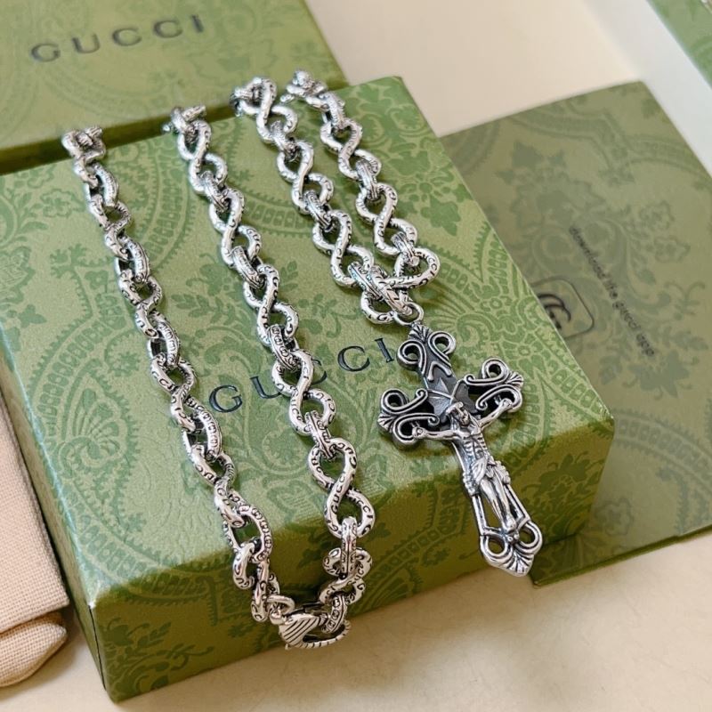 G*u*i necklaces